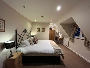 Chambre Deluxe double, salle de bain privée | Décor unique, ameublement unique, fer et planche à repasser