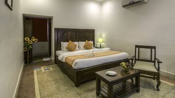 Super Deluxe Room  | Desk, blackout curtains, bed sheets
