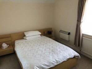 Yksilöllisesti sisustettu, yksilöllisesti kalustettu, työpöytä