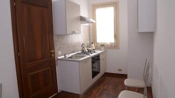 Frigorifero con congelatore, forno, piano cottura