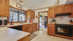 Loft, 3 Bedrooms, Fireplace (Free SHARC Pass, Lift Ticket Discount) | Private kitchen | Fridge, microwave, oven, stovetop - Blue Goose 6 (Bend)