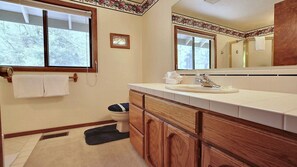 Loft, 3 Bedrooms, Fireplace (Free SHARC Pass, Lift Ticket Discount) | Bathroom