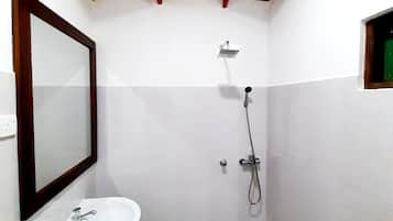 Douche, articles de toilette gratuits, sĂšche-cheveux, chaussons