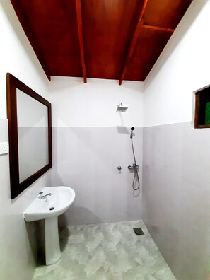 Shower, free toiletries, hair dryer, slippers - The Otunna Guest House (Sigiriya)