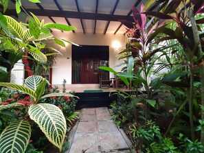 Basic Double Room | Living area