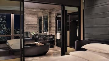 Suite (Equinox Penthouse) | Salle de bain | Douche hydromassante, articles de toilette de luxe, sĂšche-cheveux