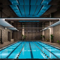 Piscine intérieure, piscine extérieure en saison, cabanas (supplément)