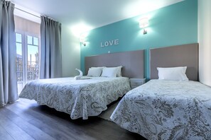 Kamar Triple | Brankas dan didekorasi berbeda-beda
