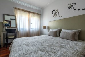 Quarto casal | Cofres nos quartos, individualmente decorados