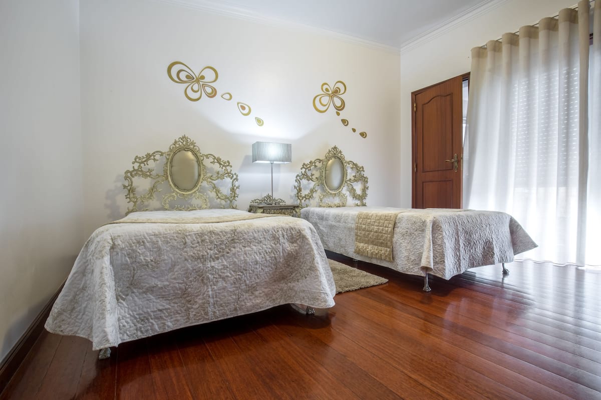 Habitación con 2 camas individuales, balcón | Baño | Regadera, amenidades de baño gratuitas, secadora de cabello, toallas