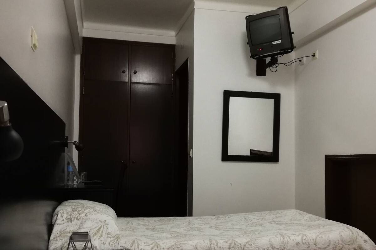 Habitación económica con 2 camas individuales | Caja de seguridad en la habitación, escritorio y insonorización