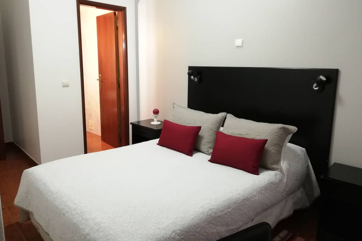Habitación doble económica | Caja de seguridad en la habitación, escritorio y insonorización