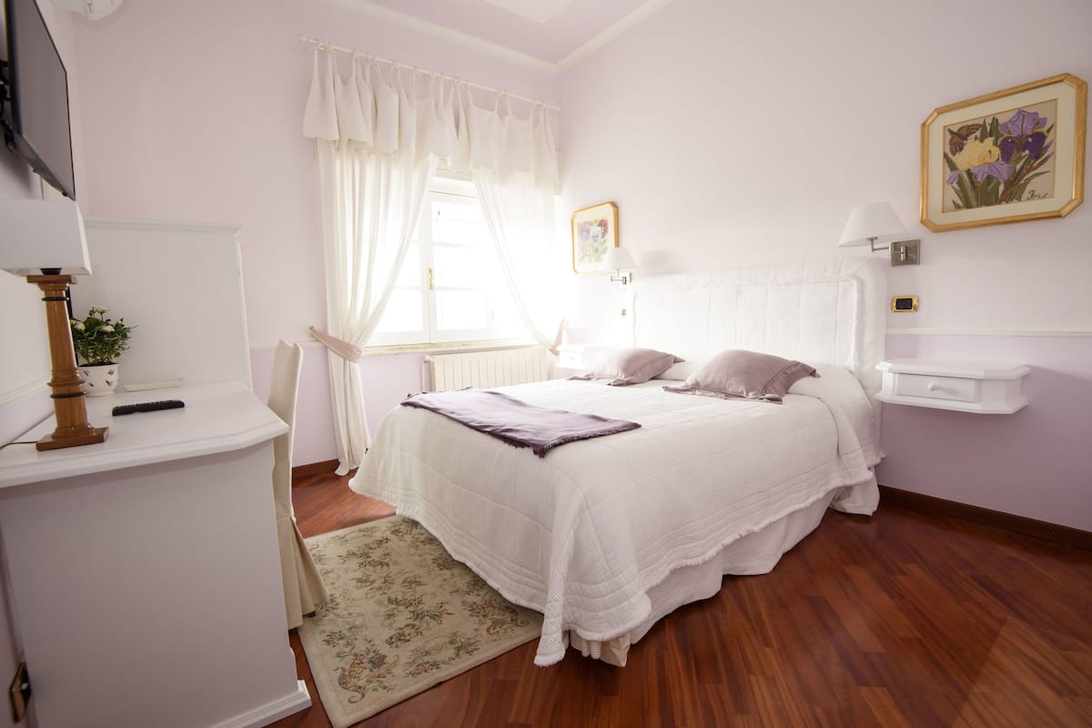 Kamar Deluks, ensuite (Lilla) | Seprai katun Mesir, seprai premium, selimut bulu angsa, dan meja kerja