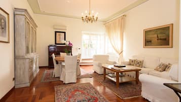 Smart TV, Netflix, first-run films