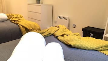 Apartment, 2 Bedrooms | 2 bedrooms, soundproofing, iron/ironing board, free WiFi