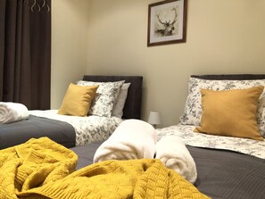 Apartment, 2 Schlafzimmer | 2 Schlafzimmer, schallisolierte Zimmer, Bügeleisen/Bügelbrett