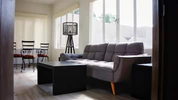 Appartement Deluxe, 2 chambres, non-fumeur | Salle de séjour