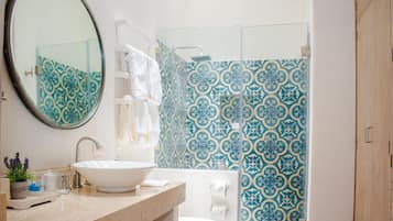 Douche, douche à « effet pluie », articles de toilette gratuits