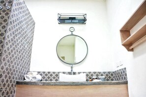 Deluxe Apartment, Multiple Beds, Non Smoking | Bathroom | Shower, rainfall showerhead, free toiletries, hair dryer - Casa de la O (San Miguel de Allende)