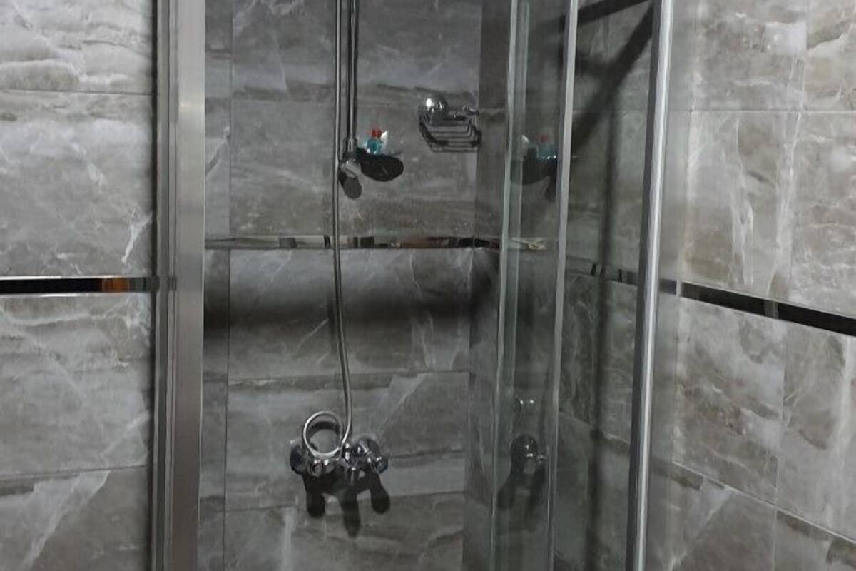 Shower, free toiletries, hair dryer