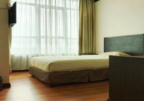 Kamar Single Basic, 1 Tempat Tidur Twin, Bebas Asap Rokok | Brankas, dilengkapi dengan perabotan berbeda-beda, dan meja kerja