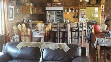 Bar (trong khuôn viên)