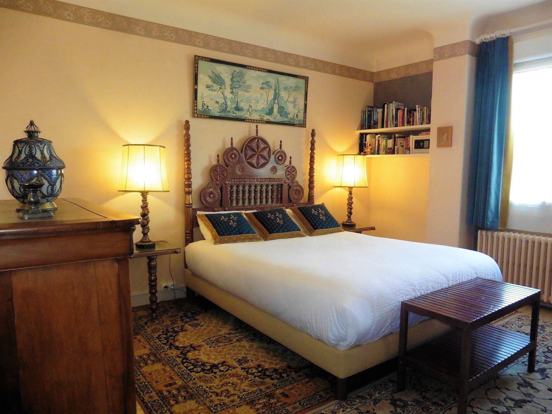 4 多间卧室、客房内保险箱、办公桌、熨斗/熨衣板