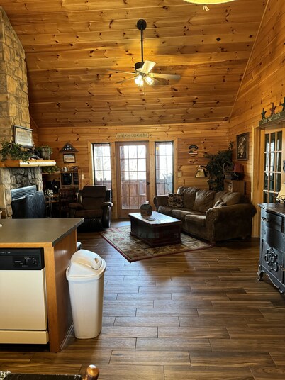 Cabin Dreams- Charming.  Romantic.   Jetted tub.  Screened porch.  10 min to SDC