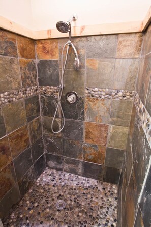 Bañera, bañera de hidromasaje, secador de pelo y toallas