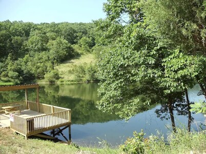 Cabin Dreams- Charming.  Romantic.   Jetted tub.  Screened porch.  10 min to SDC