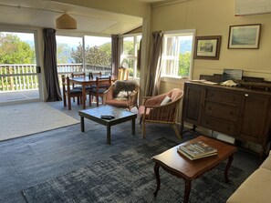 Fernseher, DVD-Player, Bücher, Stereoanlage