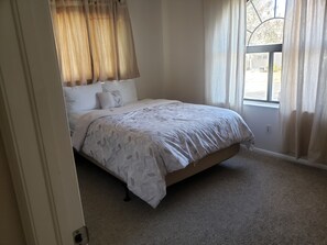 3 室のベッドルーム、デスク、アイロン / アイロン台、WiFi (無料)