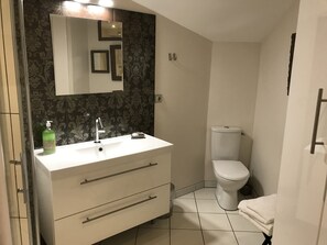 Dusche, Haartrockner, Handtücher, Seife