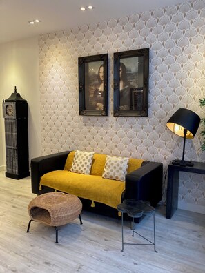 Fernseher, DVD-Player, Bücher