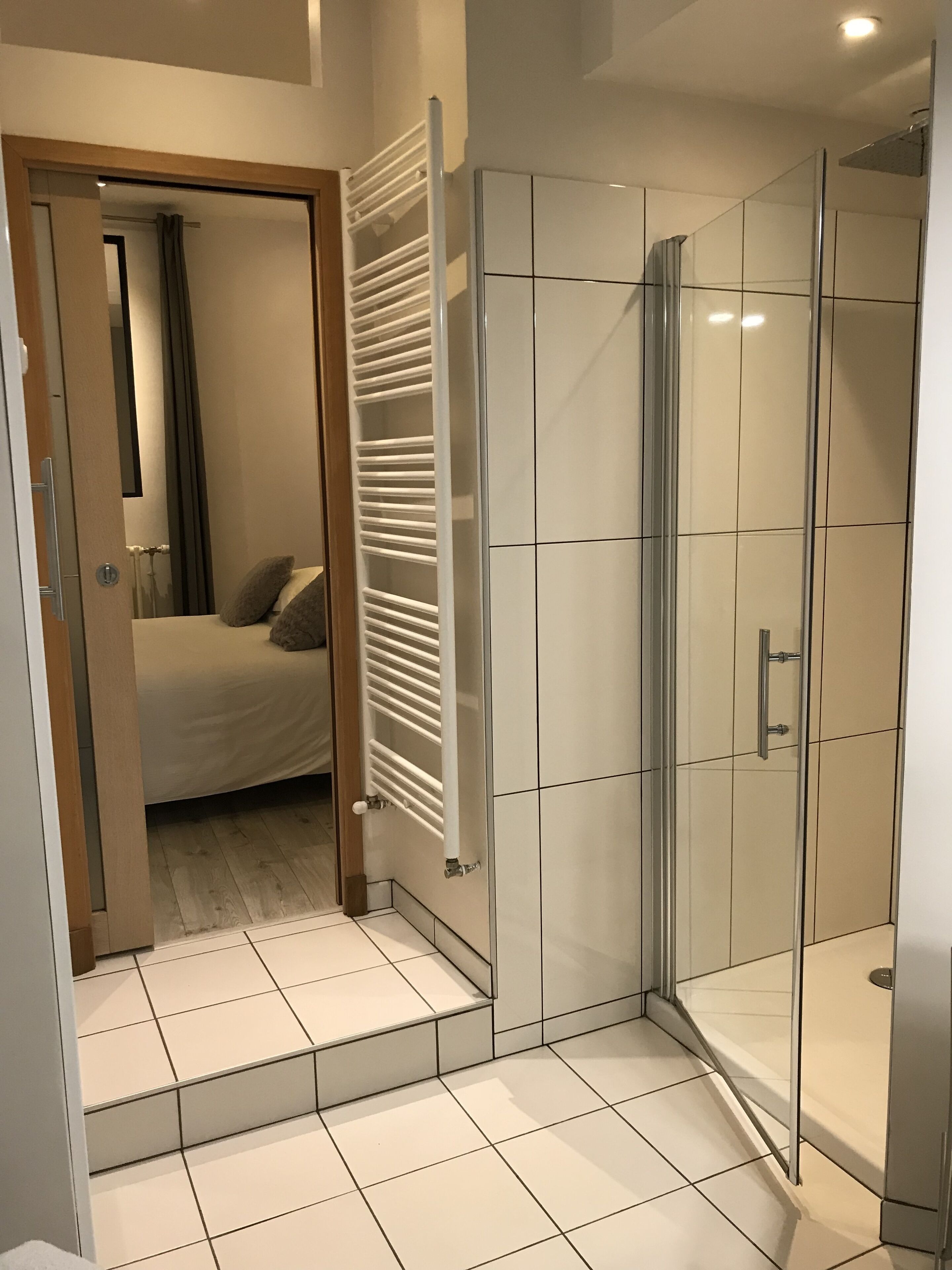 Douche, sèche-cheveux, serviettes fournies, savon