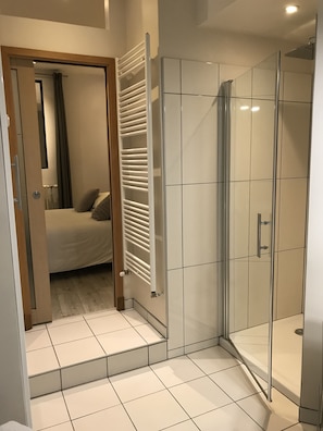 Douche, sèche-cheveux, serviettes fournies, savon