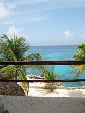 Property grounds - Small is Beautiful. Relax ON the beach, convenient & near the Presidential Villa (Cozumel)