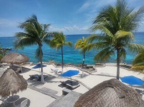Pool - Small is Beautiful. Relax ON the beach, convenient & near the Presidential Villa (Cozumel)
