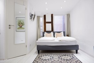 Escritorio, cortinas blackout y tabla de planchar con plancha 