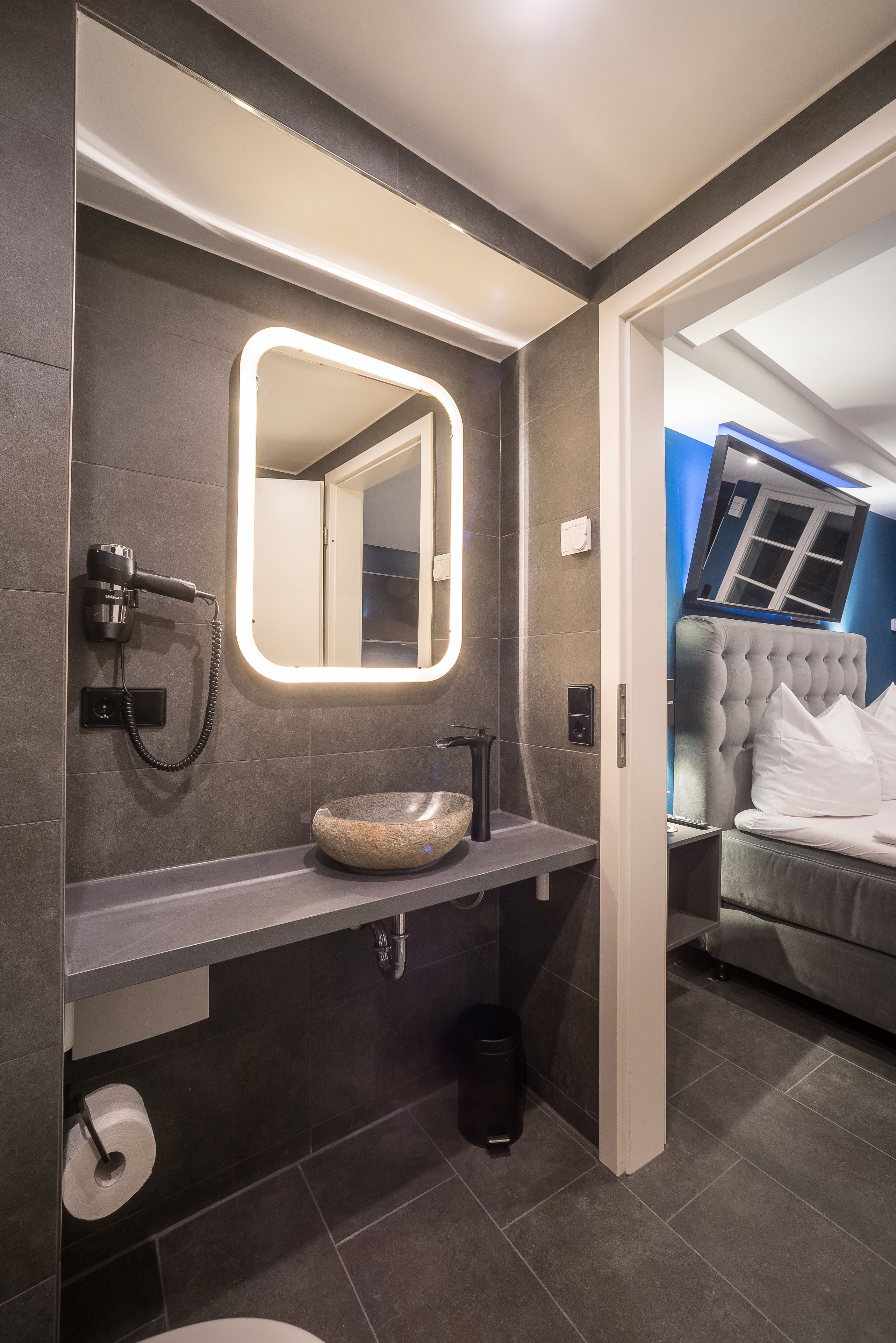 Appartement Ville (Nr. 11) | Salle de bain | Douche, douche à « effet pluie », sèche-cheveux, serviettes fournies
