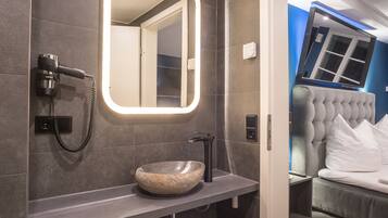Appartement Ville (Nr. 11) | Salle de bain | Douche, douche à « effet pluie », sèche-cheveux, serviettes fournies