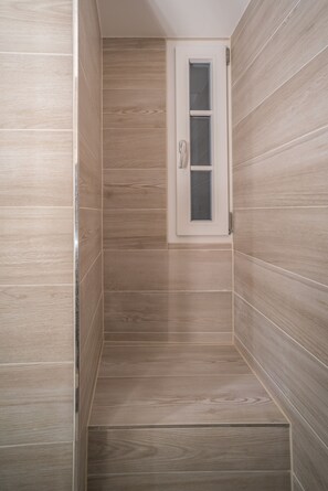 Departamento urbano (Nr. 12) | Baño | Regadera, regadera tipo lluvia, secadora de cabello, toallas