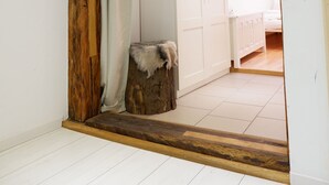 A room with a wooden frame doorway, white walls, and a tiled floor. - Apartment Zentral (Tuebingen)