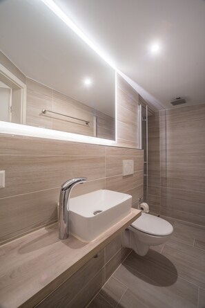 Departamento urbano (Nr. 12) | Escritorio, cortinas blackout y tabla de planchar con plancha 