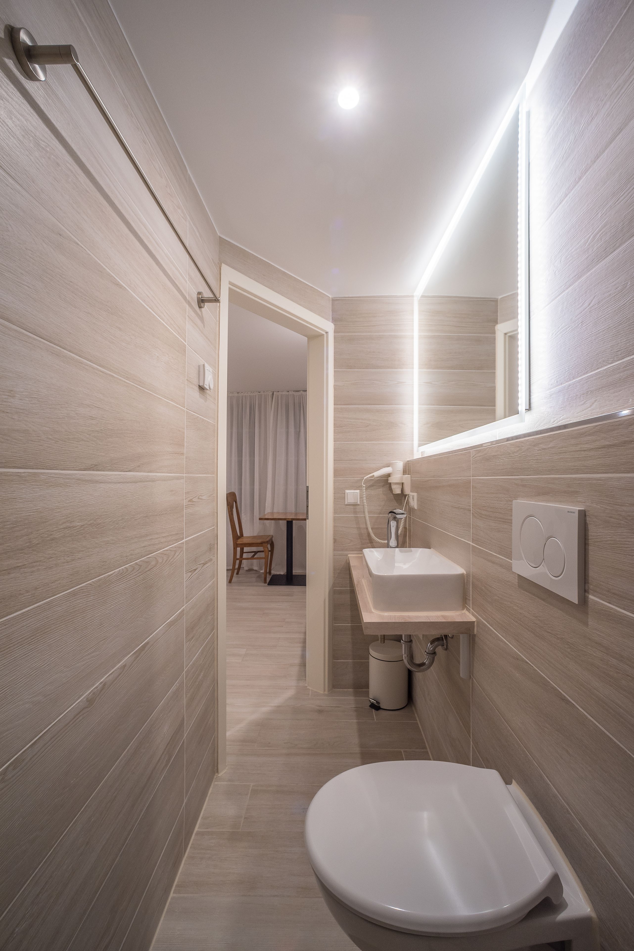 ซิตี้อพาร์ทเมนท์ (Nr. 12) | ห้องน้ำ | ฝักบัว, เรนชาวเวอร์, ไดร์เป่าผม, ผ้าเช็ดตัว