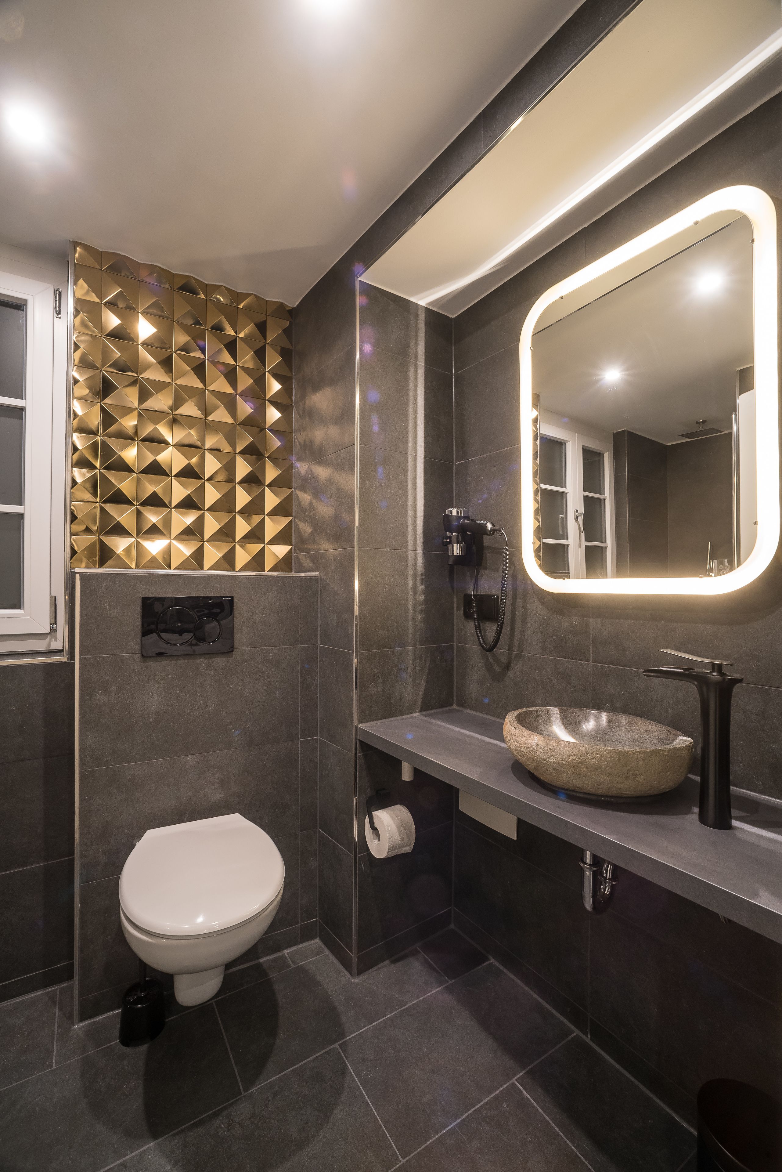 City appartement (Nr. 11) | Badkamer | Een douche, een regendouche, een haardroger, handdoeken