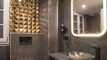 City appartement (Nr. 11) | Badkamer | Een douche, een regendouche, een haardroger, handdoeken