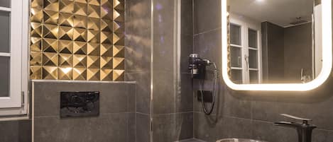 City Apartment (Nr. 11) | Bathroom | Shower, rainfall showerhead, hair dryer, towels