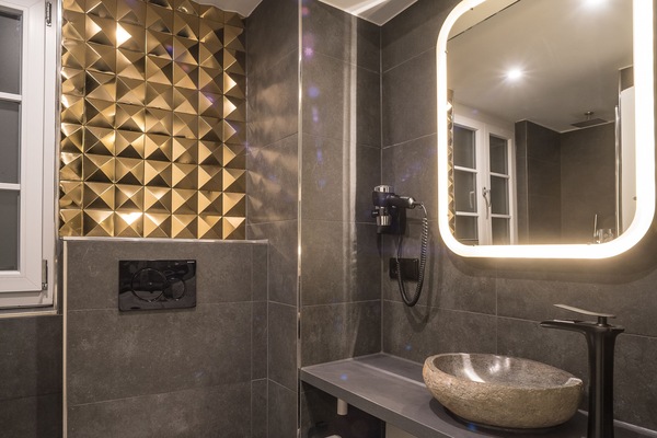City Apartment (Nr. 11) | Bathroom | Shower, rainfall showerhead, hair dryer, towels
