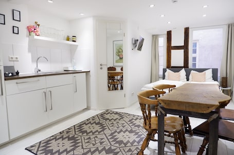 City Apartment, 2 Bedrooms (Nr. 16) | Living room | Flat-screen TV